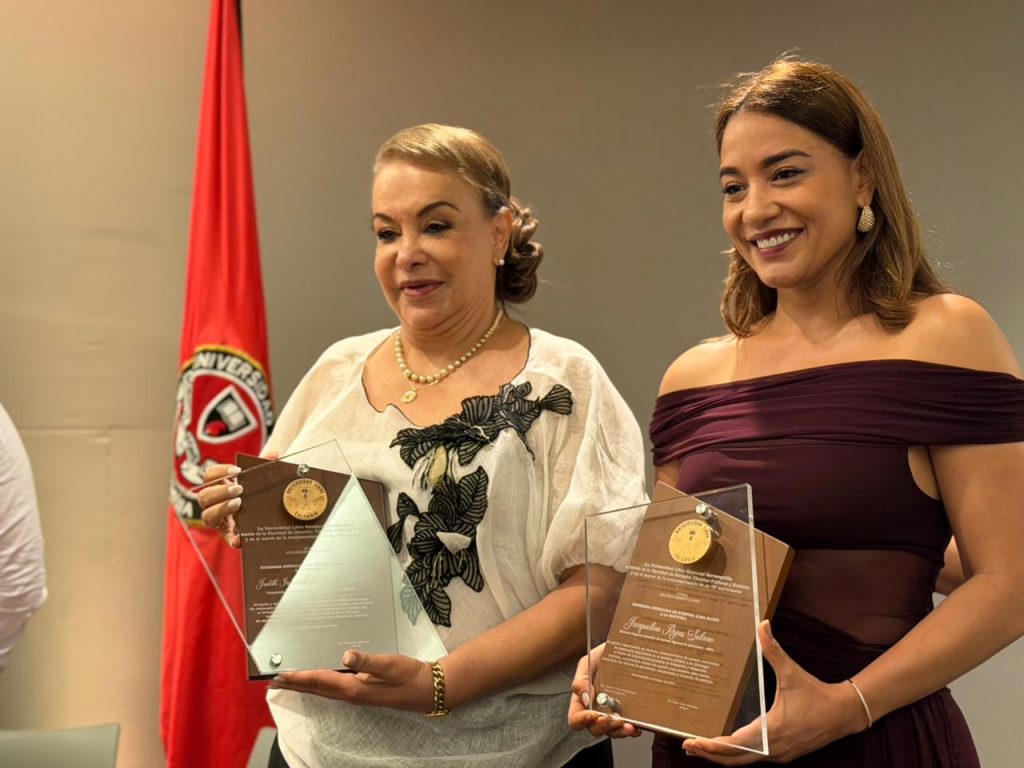 Reconocimiento a destacadas egresadas de la Facultad de Derecho, Ciencias Políticas y Sociales por sus aportes al ejercicio profesional y al desarrollo de la sociedad.
