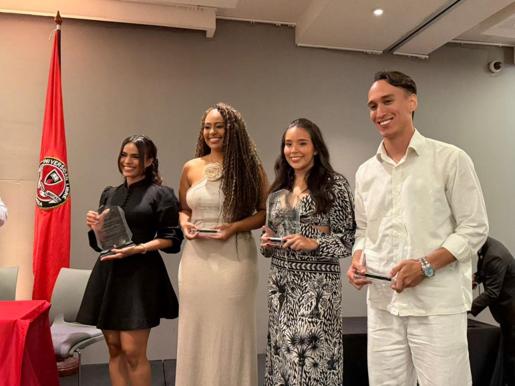 Reconocimiento a estudiantes destacados por su excelencia académica, liderazgo y compromiso institucional.
