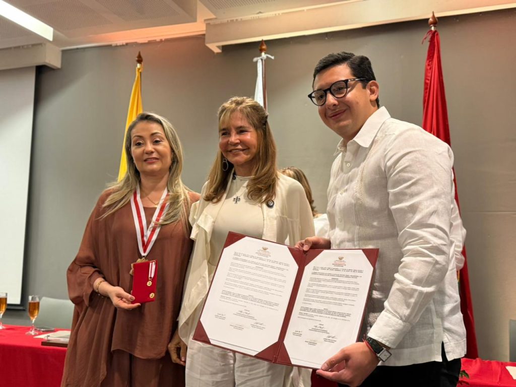 La Dra. Lourdes López Flores, diputada del Atlántico y egresada de posgrados de la Universidad Libre, hizo entrega de una distinción especial a la Facultad de Derecho, Ciencias Políticas y Sociales en el marco de la celebración de sus 70 años.
