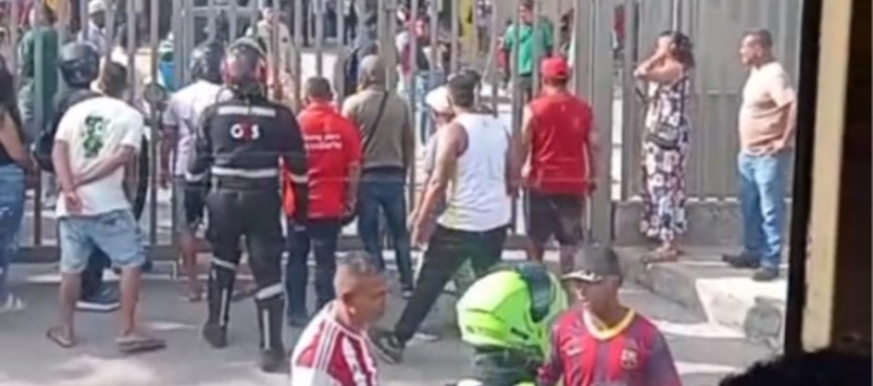 Dos muertos y un herido deja balacera afuera de centro comercial, en Soledad