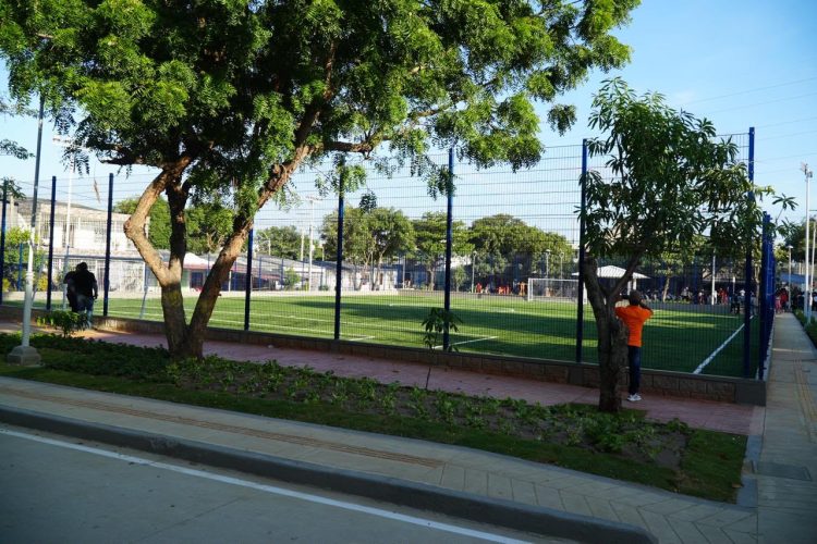 Alcaldía de Barranquilla entrega la cancha sintética Los Tubos en la Ciudadela 20 de Julio