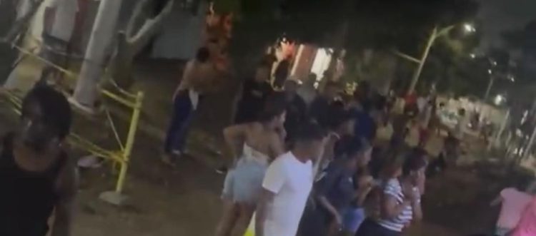 Las víctimas fueron atacadas por hombres armados que llegaron a pie hasta el lugar donde se encontraban. La Policía adelanta las investigaciones para esclarecer los móviles del crimen.