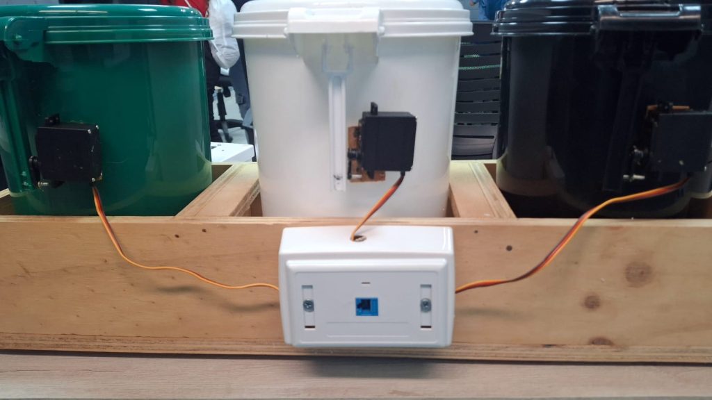 Estudiantes de Barranquilla representaron a Colombia en Chile con SmartBin, un sistema de reciclaje apoyado en inteligencia artificial