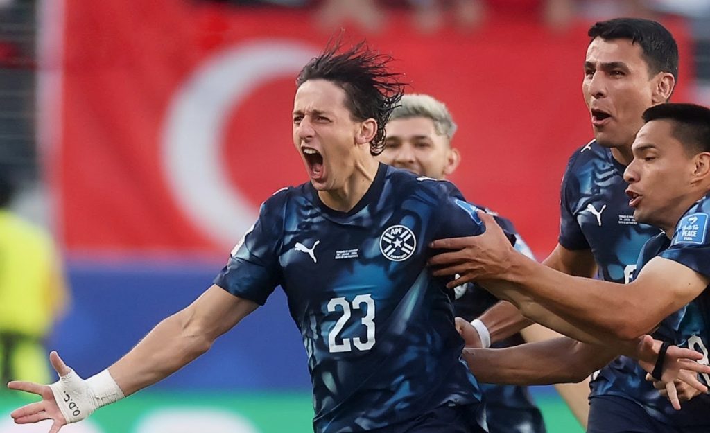 Paraguay derrota a Turquía y sigue con vida en el Mundial pese a jugar todo un tiempo con diez hombres
