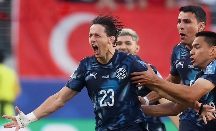 Paraguay derrota a Turquía y sigue con vida en el Mundial pese a jugar todo un tiempo con diez hombres