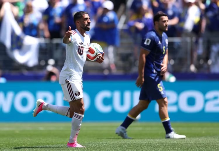 Bosnia y Herzegovina cumplió con su tarea al imponerse 3-1 a Catar en la última fecha del Grupo B del Mundial 2026, un resultado que le permite mantener vivas sus aspiraciones de avanzar a los dieciseisavos de final como una de las mejores selecciones ubicadas en el tercer lugar. El conjunto dirigido por Sergej Barbarez afrontó el compromiso con la obligación de ganar y, al mismo tiempo, esperar el desenlace del duelo entre Canadá y Suiza, que finalmente favoreció a los helvéticos con una victoria por 2-1. Bosnia tomó ventaja desde el primer tiempo gracias a una destacada actuación de Kerim Alajbegovic, quien abrió el marcador tras una brillante acción individual en la que dejó atrás a varios defensores antes de sacar un potente remate que terminó en el ángulo izquierdo del arquero Meshaal Abunada. El dominio bosnio se amplió poco después cuando un centro del propio Alajbegovic fue desviado accidentalmente por Sultan Al-Brake, quien marcó en propia puerta para el 2-0. Antes del descanso, Bosnia estuvo cerca de sentenciar el encuentro con un disparo al poste de Ermedin Demirovic. Sin embargo, la reacción catarí llegó en los minutos finales de la primera mitad con un gol de su capitán Hassan Alhaydos, que redujo la diferencia. Incluso, en el tiempo de reposición, Pedro Miguel estuvo cerca del empate con un remate que también se estrelló en el palo. En la segunda parte el compromiso fue más equilibrado, aunque Bosnia aprovechó mejor sus oportunidades. Los cambios realizados por Barbarez dieron resultado y Ermin Mahmic sentenció el partido al aprovechar un balón suelto dentro del área para firmar el 3-1 definitivo, pese al intento del arquero Abunada por evitar el tanto. Catar, dirigido por el español Julen Lopetegui, buscó reaccionar en el tramo final, pero apenas generó peligro sobre la portería defendida por Nikola Vasilj, despidiéndose del torneo sin capacidad para revertir el marcador. Con este resultado, Suiza terminó como líder del Grupo B con siete puntos, seguida por Canadá, que sumó cuatro y avanzó como segunda. Bosnia y Herzegovina también finalizó con cuatro unidades, aunque quedó tercera por diferencia de goles y ahora espera asegurar un cupo entre las mejores terceras del campeonato. Catar, con apenas un punto, cerró el grupo en el último lugar y quedó eliminada del Mundial 2026.