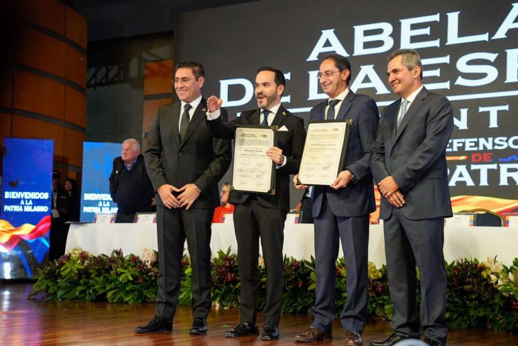 Abelardo De La Espriella recibe credencial como presidente electo y da un mes a grupos criminales para someterse