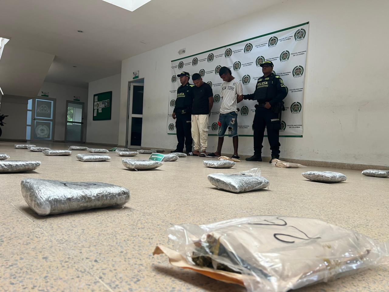 Capturan a dos hombres con más de 22 kilos de marihuana en Santo Tomás