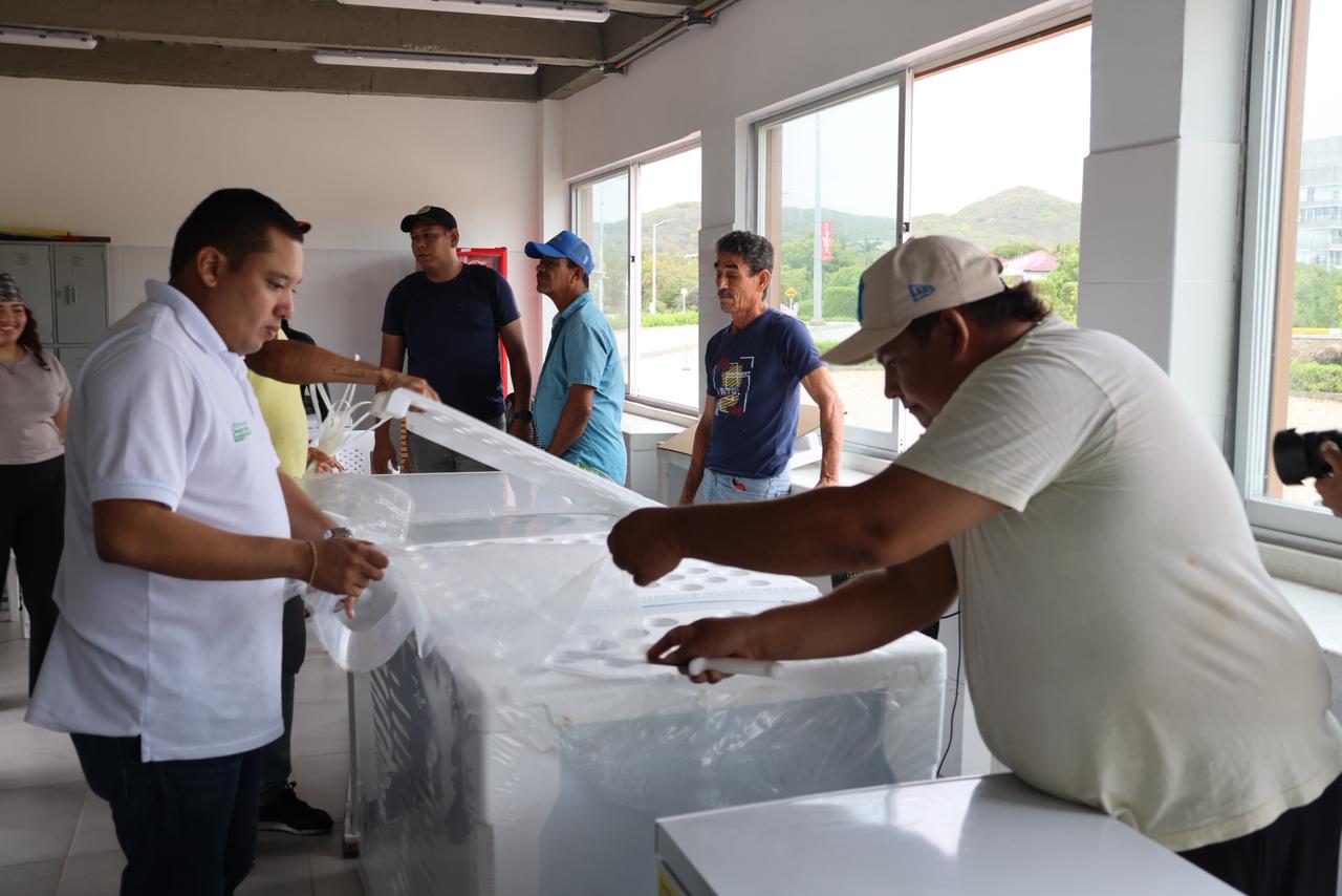 Alcaldía de Puerto Colombia entrega enfriadores a pescadores artesanales para fortalecer la cadena de frío