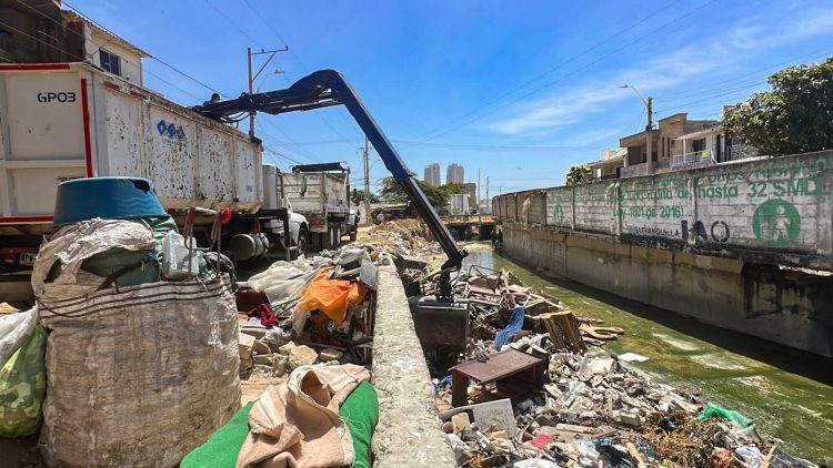 Barranquilla intensifica limpieza de arroyos y canales para prevenir inundaciones durante la temporada de lluvias