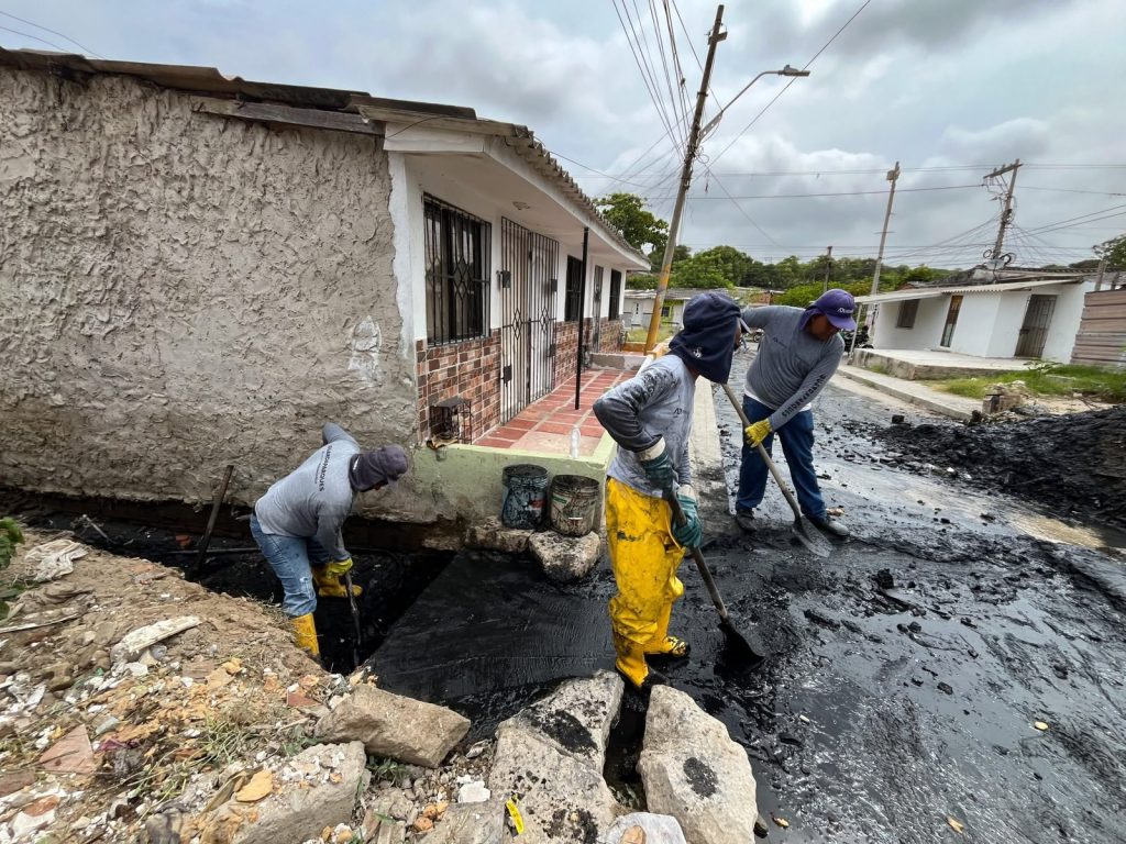 Barranquilla intensifica limpieza de arroyos y canales para prevenir inundaciones durante la temporada de lluvias