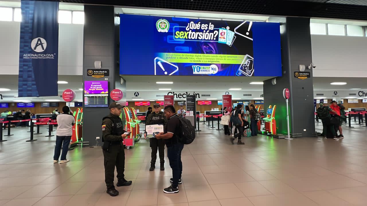Gaula de la Policía refuerza campaña contra la extorsión y el secuestro en el aeropuerto Ernesto Cortissoz