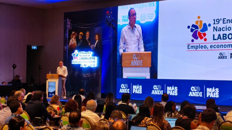Mintrabajo: recorte de 700.000 empleos públicos requeriría aval del Congreso y sería una «masacre laboral»