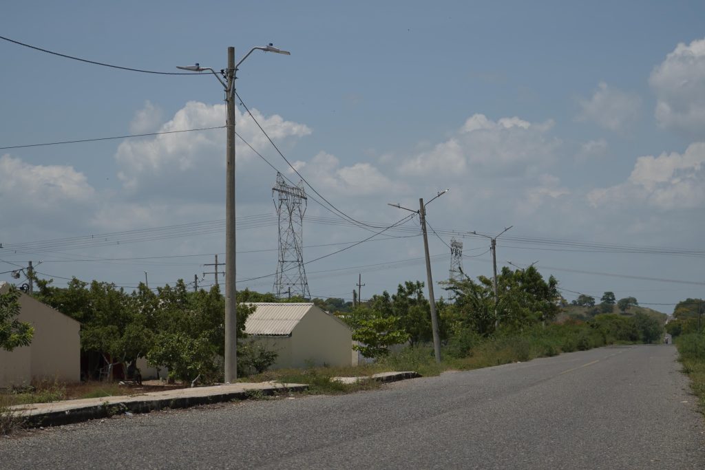Atlántico inicia instalación de alumbrado solar en la vía Manatí-Carreto con inversión de $3.500 millones