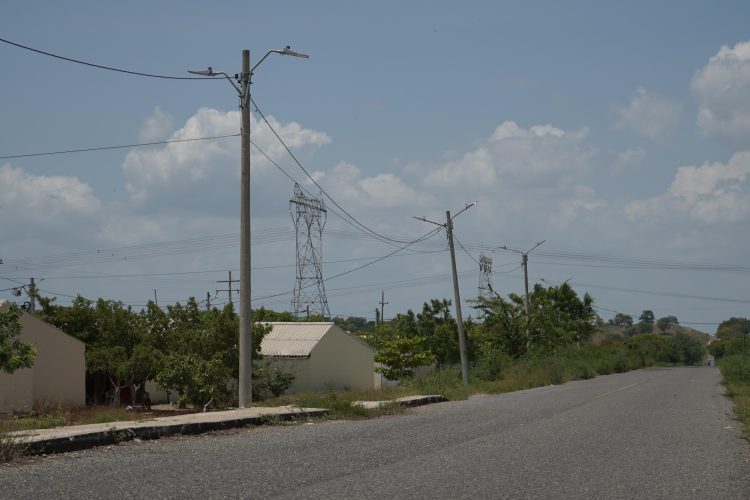 Atlántico inicia instalación de alumbrado solar en la vía Manatí-Carreto con inversión de $3.500 millones