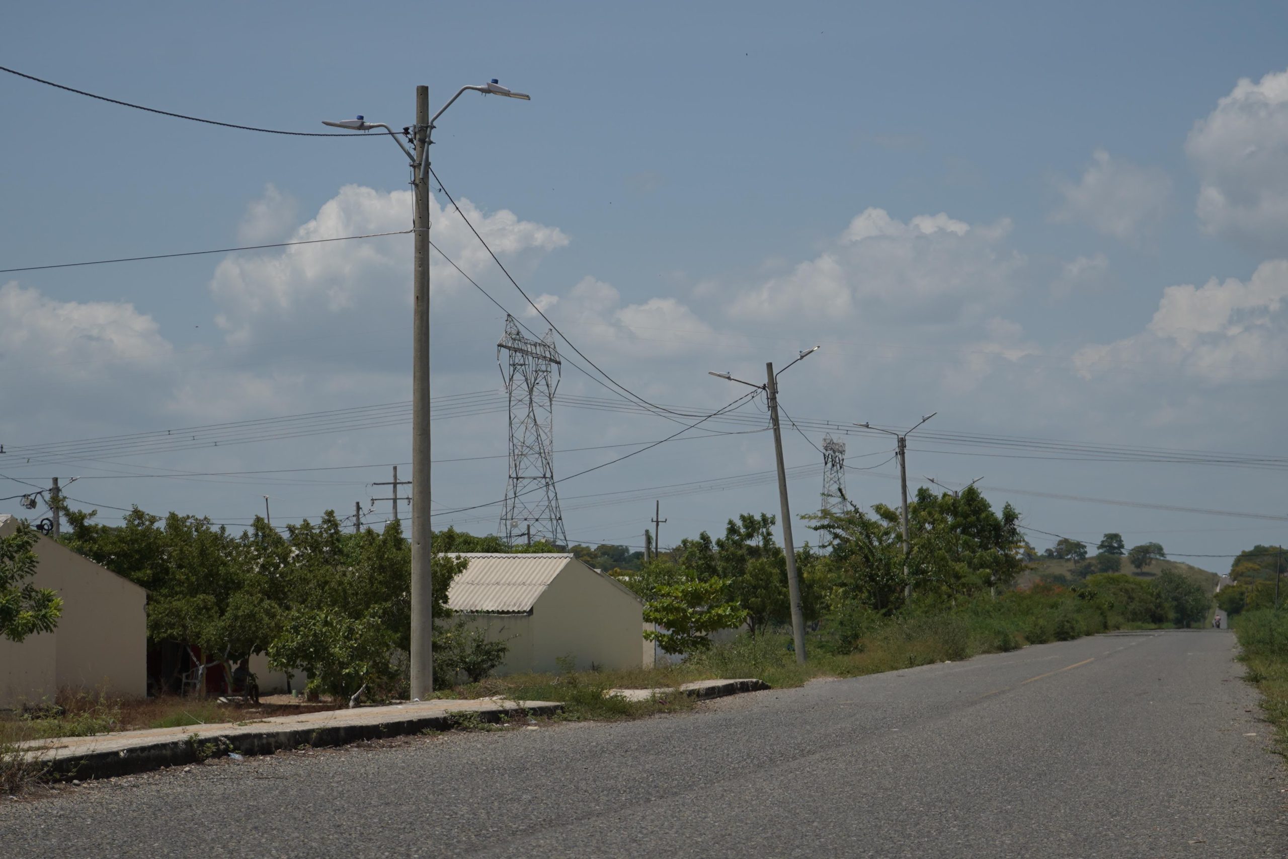 Atlántico inicia instalación de alumbrado solar en la vía Manatí-Carreto con inversión de $3.500 millones