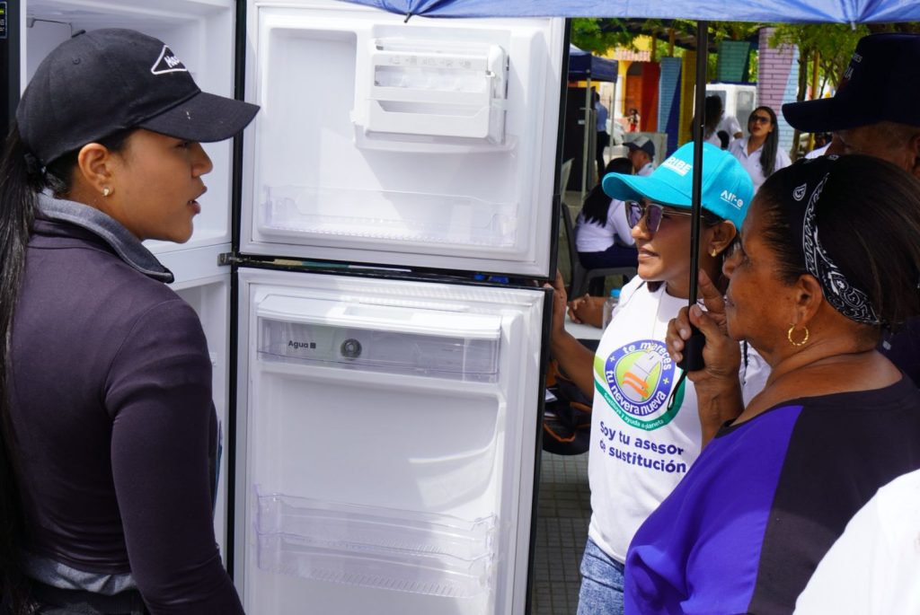 Air-e Intervenida llevó a Luruaco el programa ‘Caribe Cambia Tu Energía’ para facilitar la compra de electrodomésticos eficientes