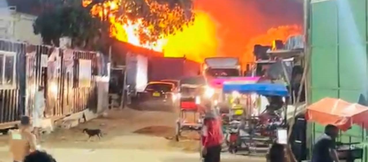 Voraz incendio consumió una carpintería en Rebolo y alarmó a residentes del sector