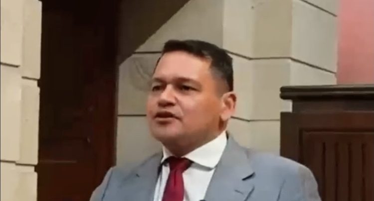 Opositores al gobierno hunden proyecto que buscaba restituir la mesada 14 para docentes
