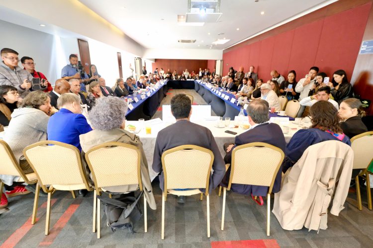 Iván Cepeda suma apoyos de sectores políticos, empresariales y sociales para impulsar un Acuerdo Nacional