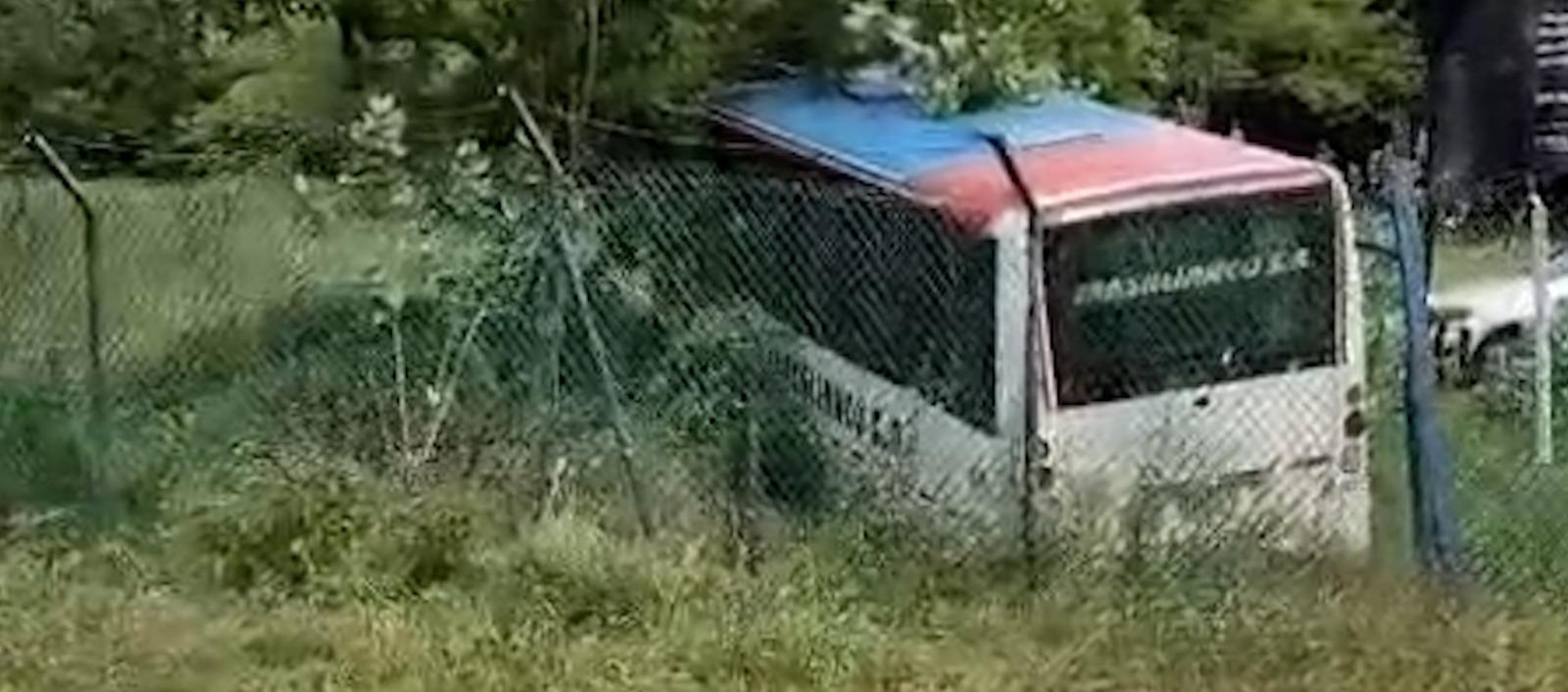 Bus urbano se estrella contra la malla perimetral en la entrada del aeropuerto Ernesto Cortissoz