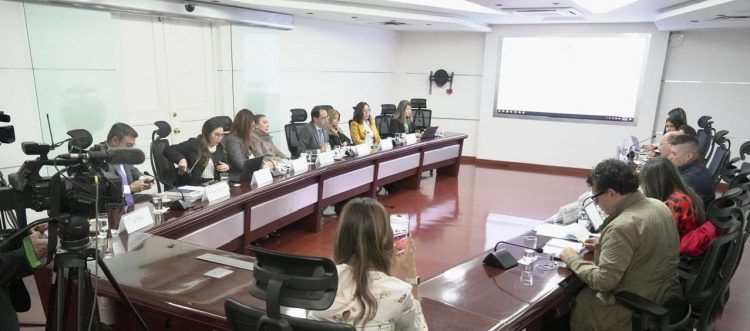 Primer cruce en el empalme: MinHacienda acusa a José Manuel Restrepo de hacer un "show mediático"