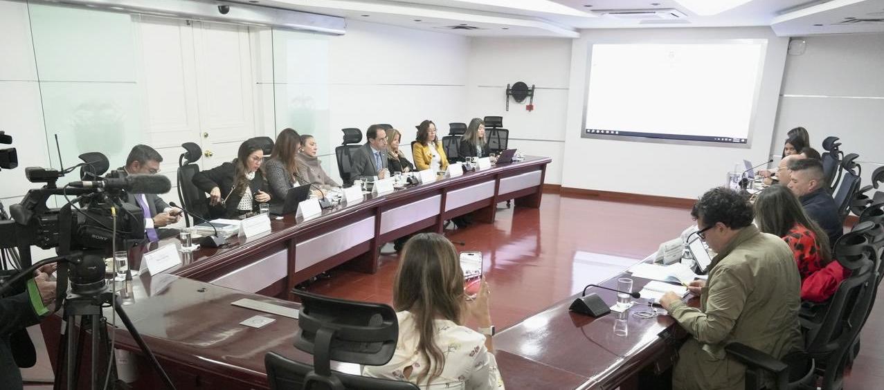 Primer cruce en el empalme: MinHacienda acusa a José Manuel Restrepo de hacer un "show mediático"