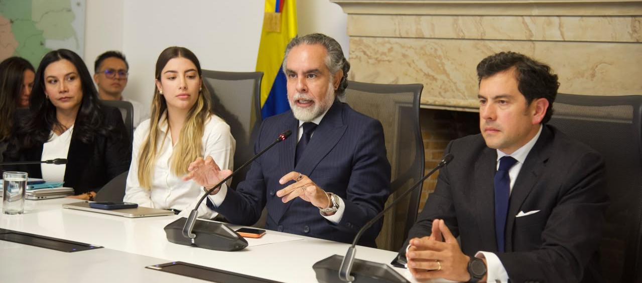 Benedetti y Rodrigo Lara inician el empalme en el Ministerio del Interior en medio de la tensa transición presidencial