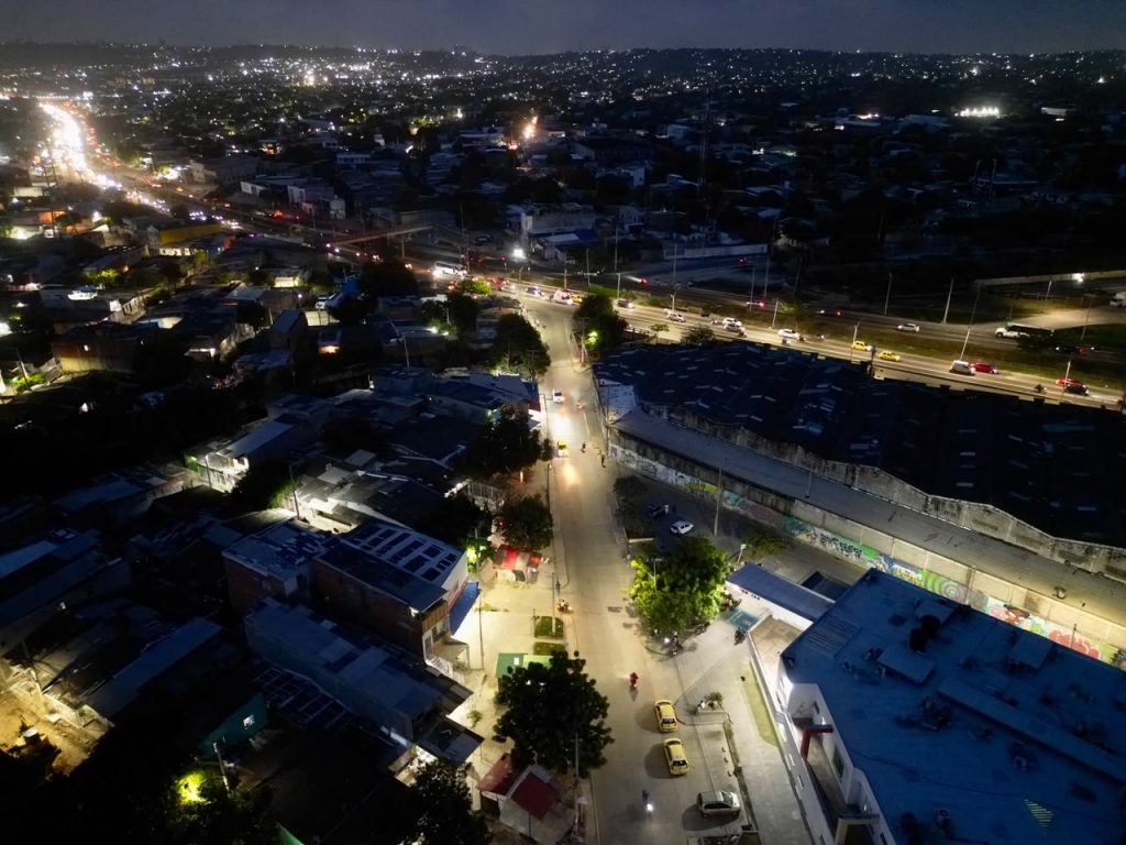 Barranquilla amplía la cobertura del alumbrado público en el barrio El Pueblo con 35 nuevas luminarias LED