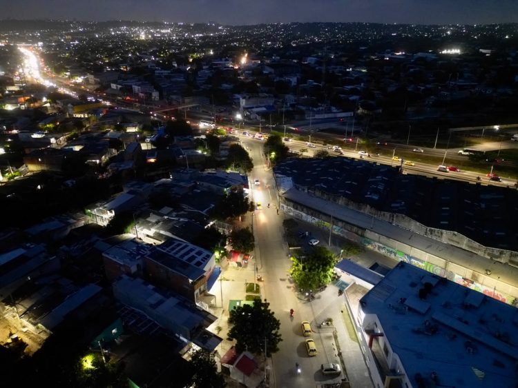 Barranquilla amplía la cobertura del alumbrado público en el barrio El Pueblo con 35 nuevas luminarias LED