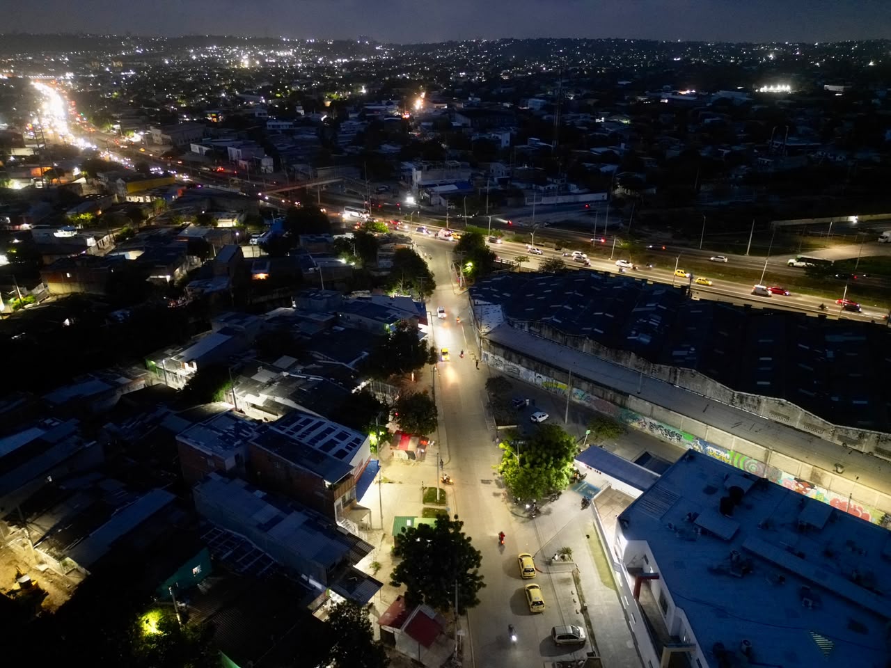 Barranquilla amplía la cobertura del alumbrado público en el barrio El Pueblo con 35 nuevas luminarias LED