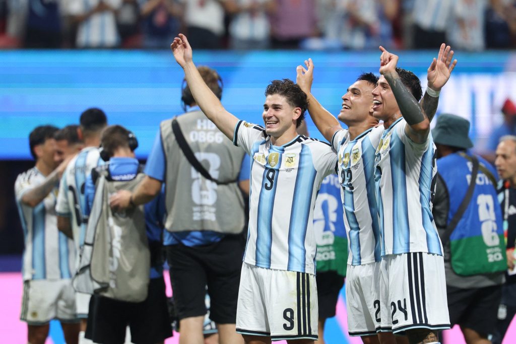Argentina remonta a Egipto con una reacción épica y avanza a cuartos de final