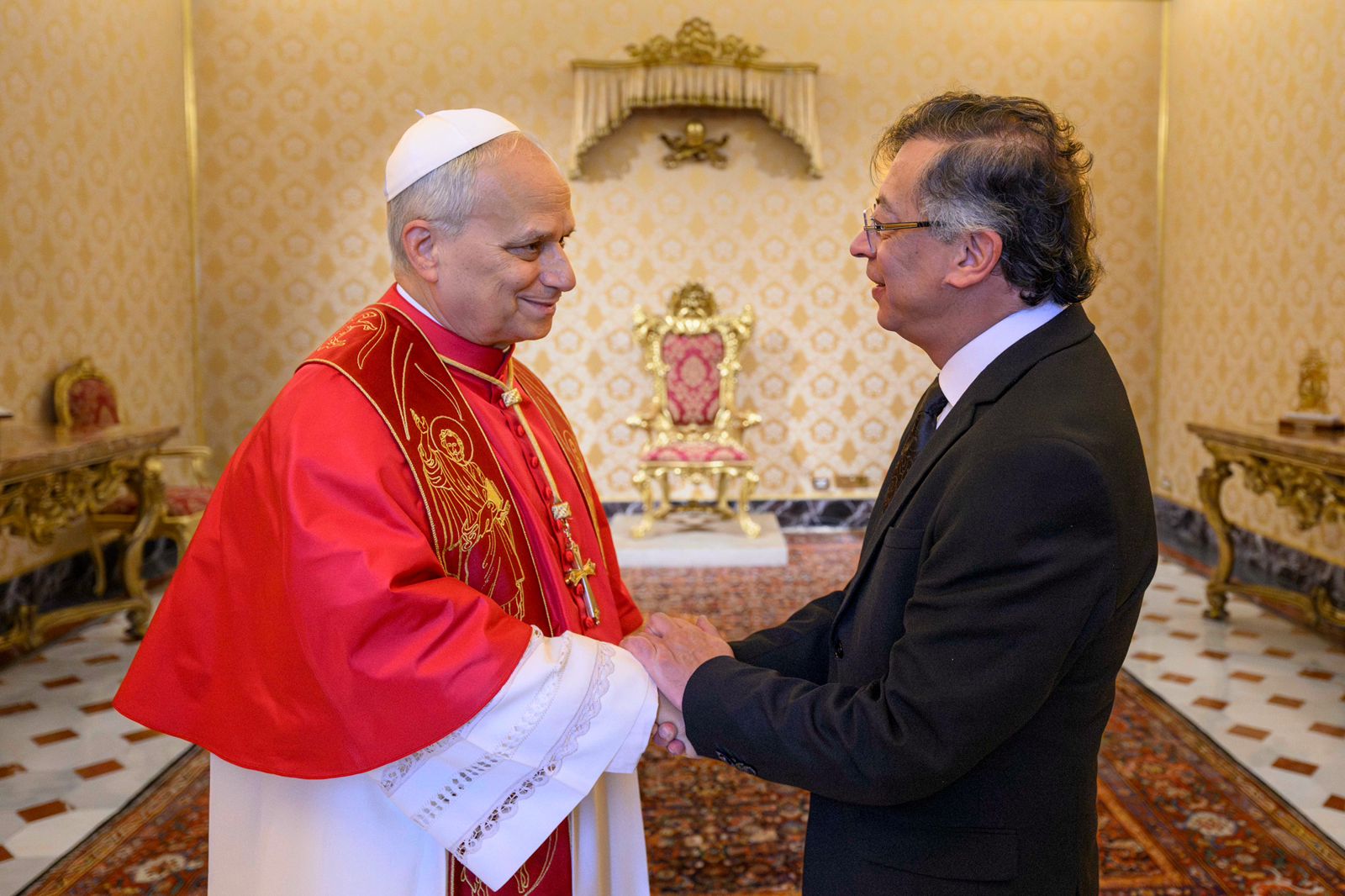 Papa León XIV pide a Gustavo Petro seguir trabajando por la paz tras dejar la Presidencia