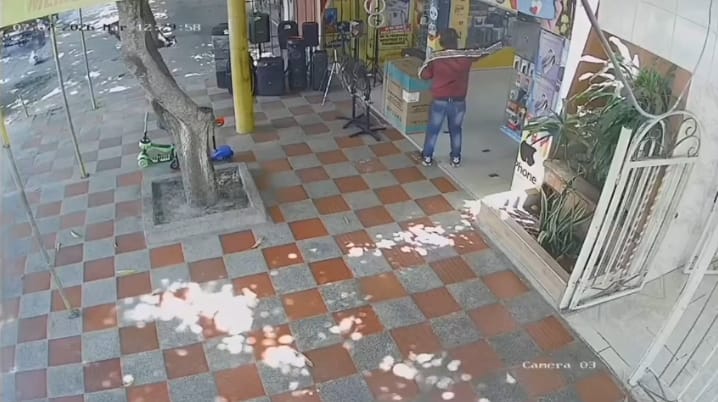 Ataque con arma traumática deja comerciante herido en Santo Tomás; investigan presunta extorsión
