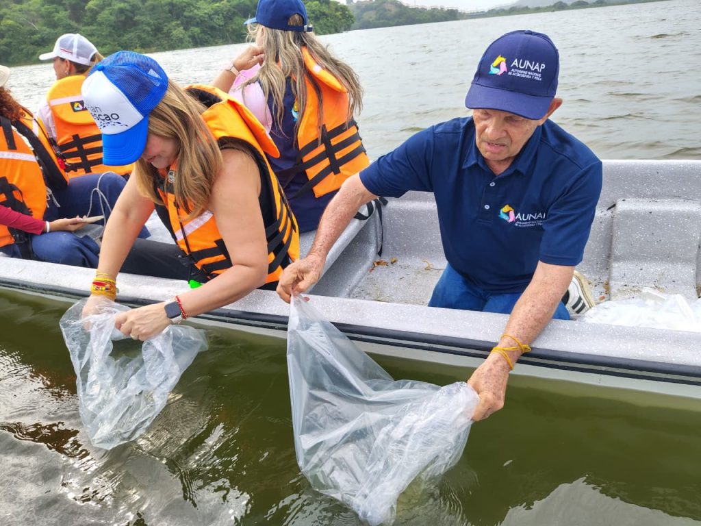 Liberan 500.000 alevinos de bocachico en la laguna de Luruaco para fortalecer la pesca artesanal