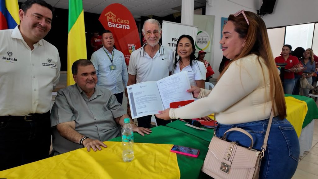 Gobernación del Atlántico entrega 400 títulos de vivienda en Sabanalarga y alcanza 17.400 predios formalizados