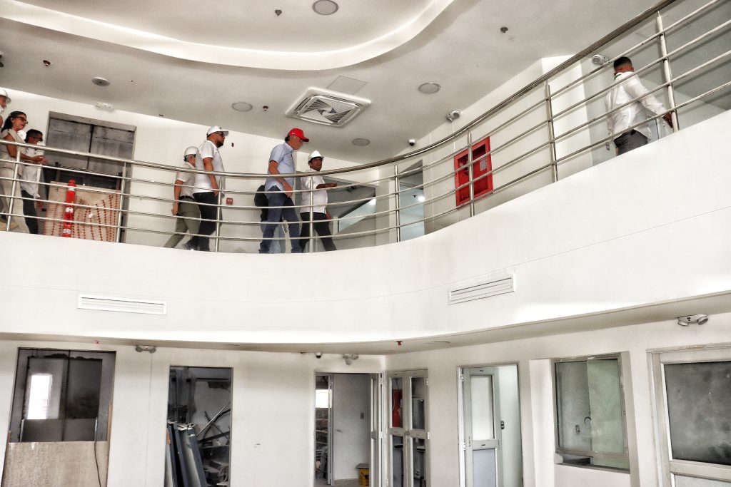 Gobernador Eduardo Verano supervisa obras del Hospital de Puerto Colombia, que supera los $18.000 millones en inversión