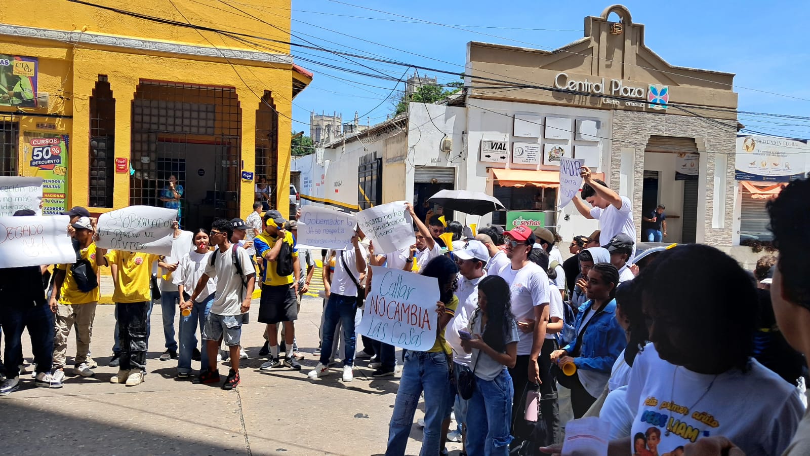 Estudiantes de la Universidad del Atlántico protestan frente a la Gobernación y exigen elección de decanos