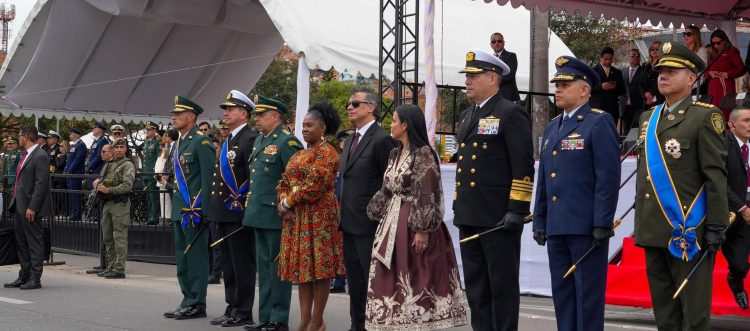 Gustavo Petro presidió su último desfile militar del 20 de Julio como presidente de Colombia
