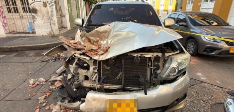 Se desploma balcón de antigua edificación en Getsemaní y cae sobre un vehículo en Cartagena