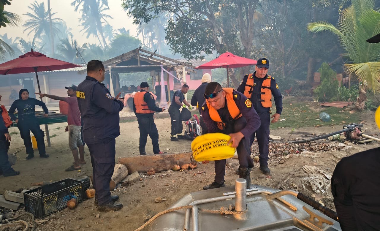 Barranquilla despliega operativo para apoyar control del incendio en Isla Salamanca y monitorea calidad del aire